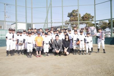 少年野球チームにキャッチャー用品を寄贈しました